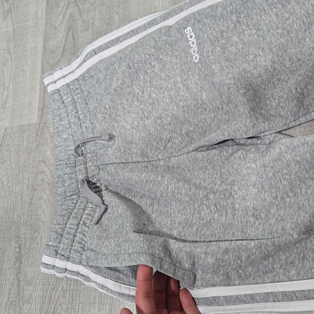 Adidas jogger - Picture 2 of 6